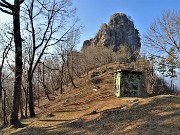 27 Capanno di caccia alla sella tra Corna Maria e Corna Pedezzina qui visibile
